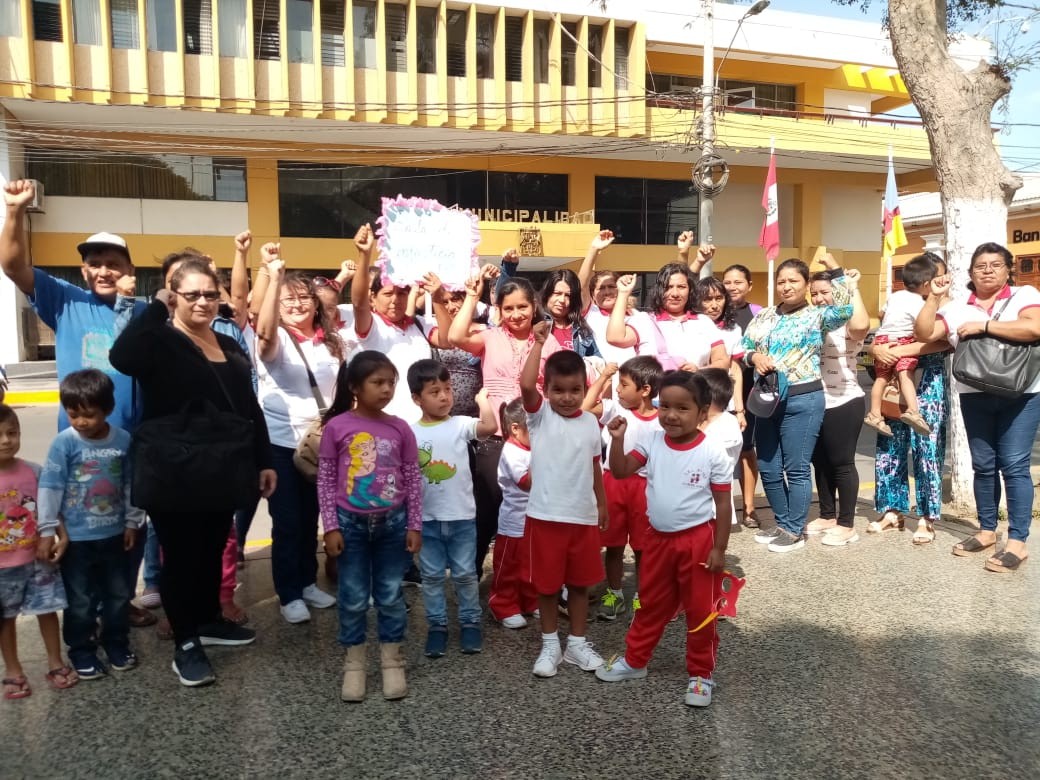 Padres De Familia Y Docentes Protestan Por Colapso De Desag Es En