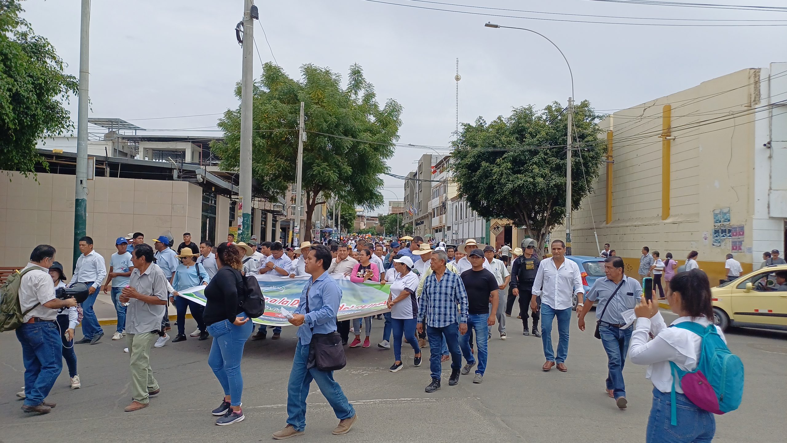 Piura Alrededor De Mil Pobladores Marcharon Para Exigir El Reinicio