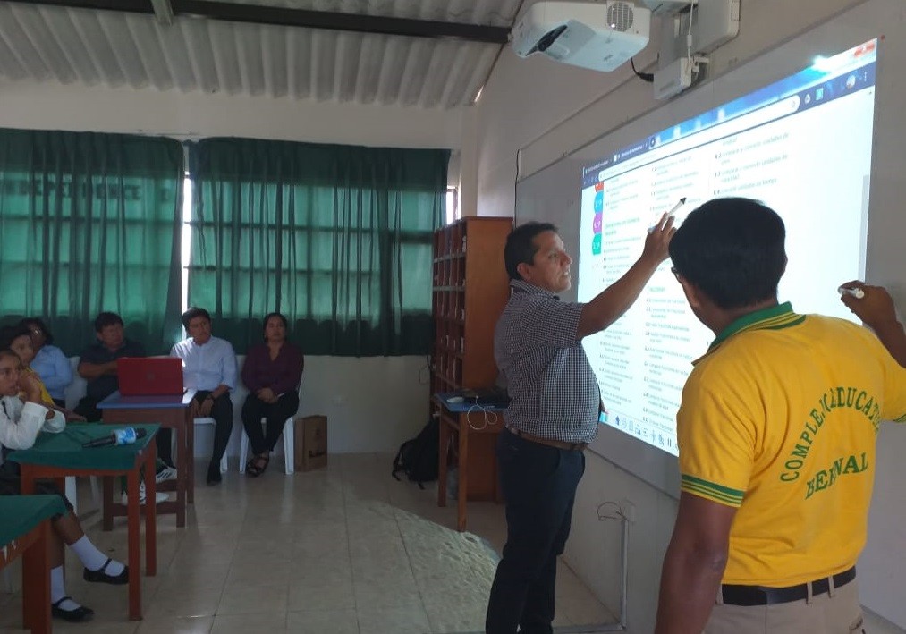 I.E. Complejo Educativo de Bernal ya cuenta con proyectores interactivos