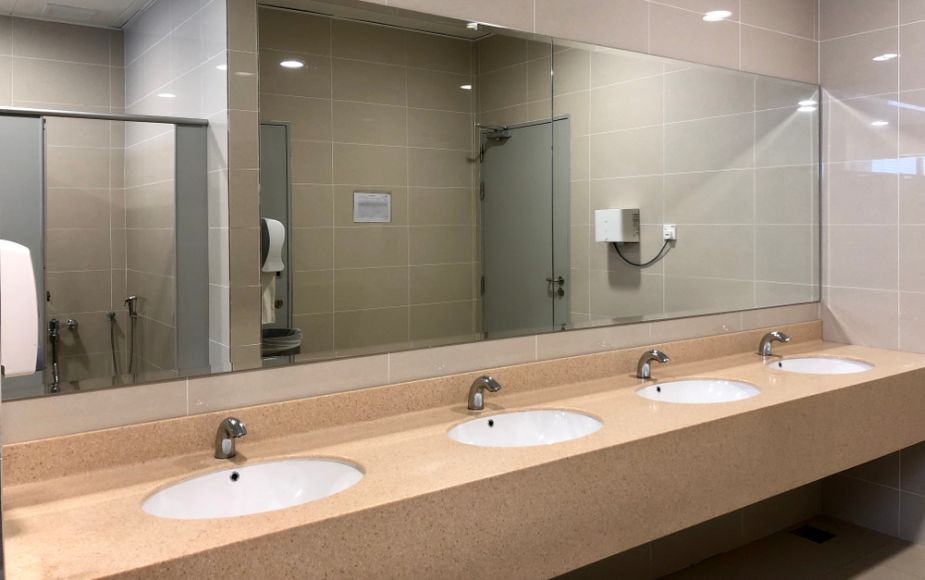 Congreso decidió no prohibir cobro de baños en centros comerciales