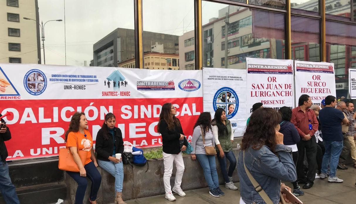 Trabajadores en Reniec inician huelga indefinida por recorte de sueldos