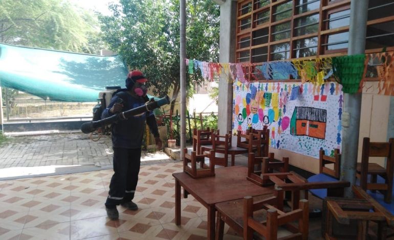 Fumigan todas las instituciones educativas del distrito Catacaos