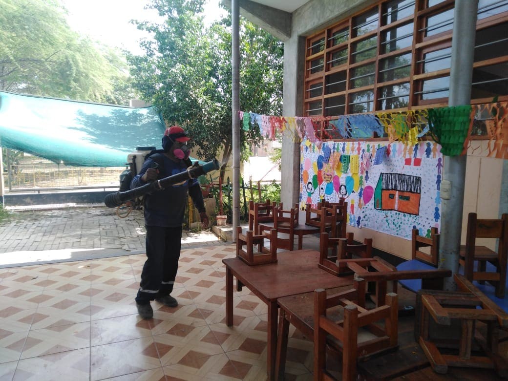 Fumigan todas las instituciones educativas del distrito Catacaos