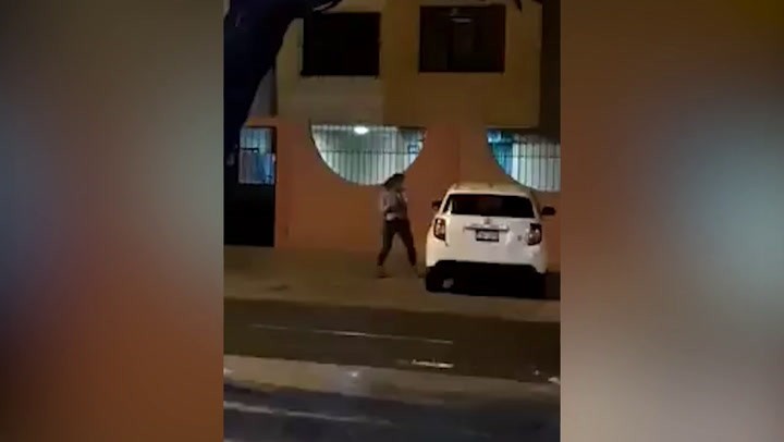 Trujillo: mujer destroza auto de pareja y lo golpea
