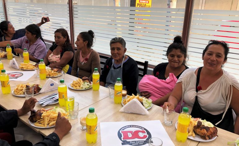 La Policía Nacional y restaurante Don Carlos agasajaron a madres por su día