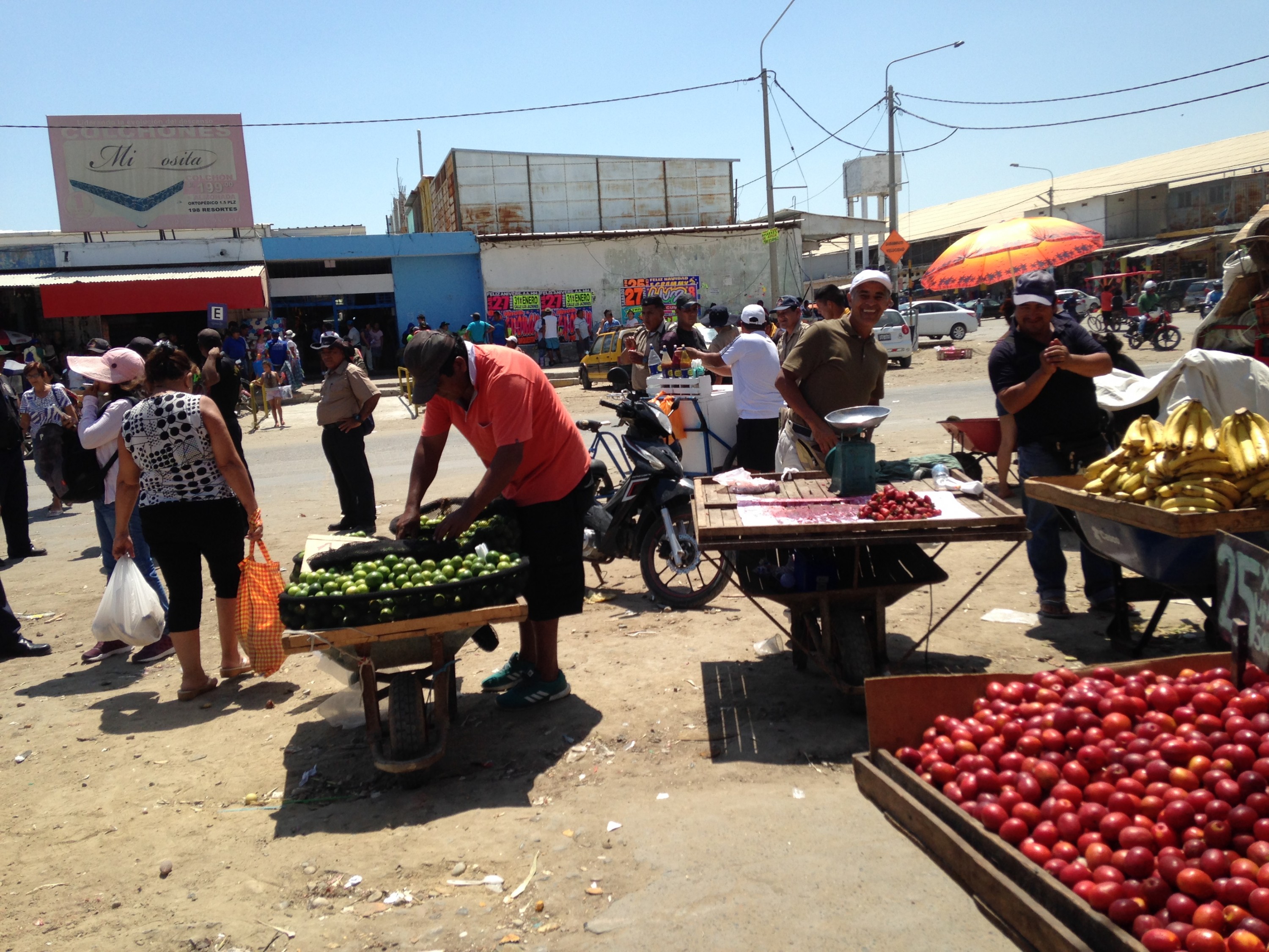 Desalojo contra comerciantes ambulantes en Complejo de Mercados de Piura sigue en proceso