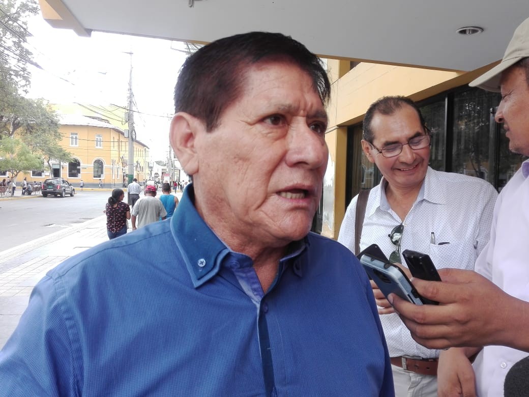 Consejero Llanos exige la separación del director de Educación