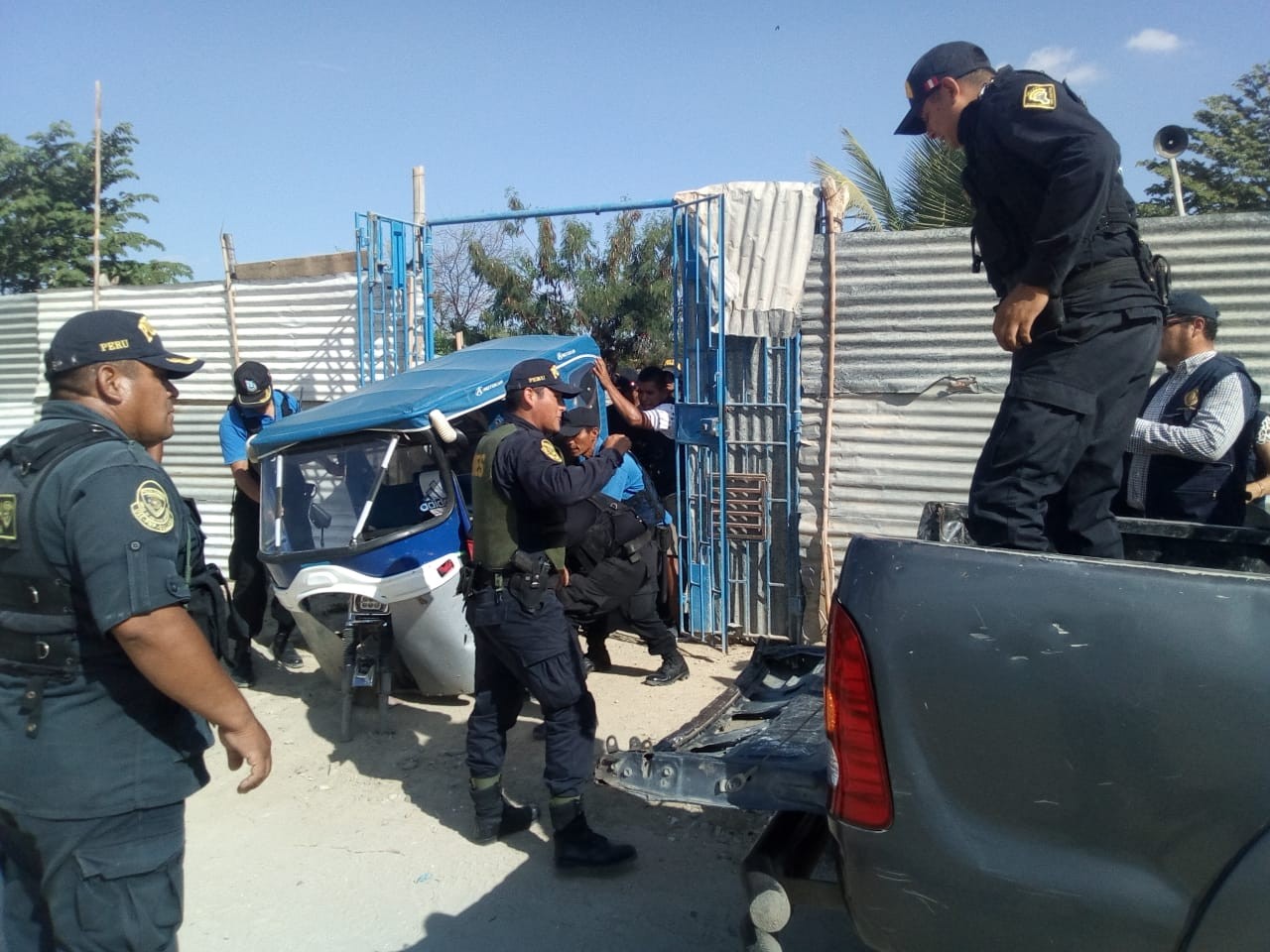 Policía se enfrenta a vecinos mientras detenían a dos menores en bar de Bellavista