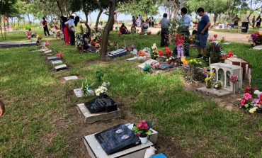 Cientos de piuranos visitan los cementerios en el Día de la Madre