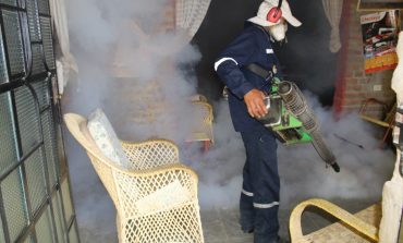 Fumigan viviendas en Los Médanos y Almendros por casos de chikungunya