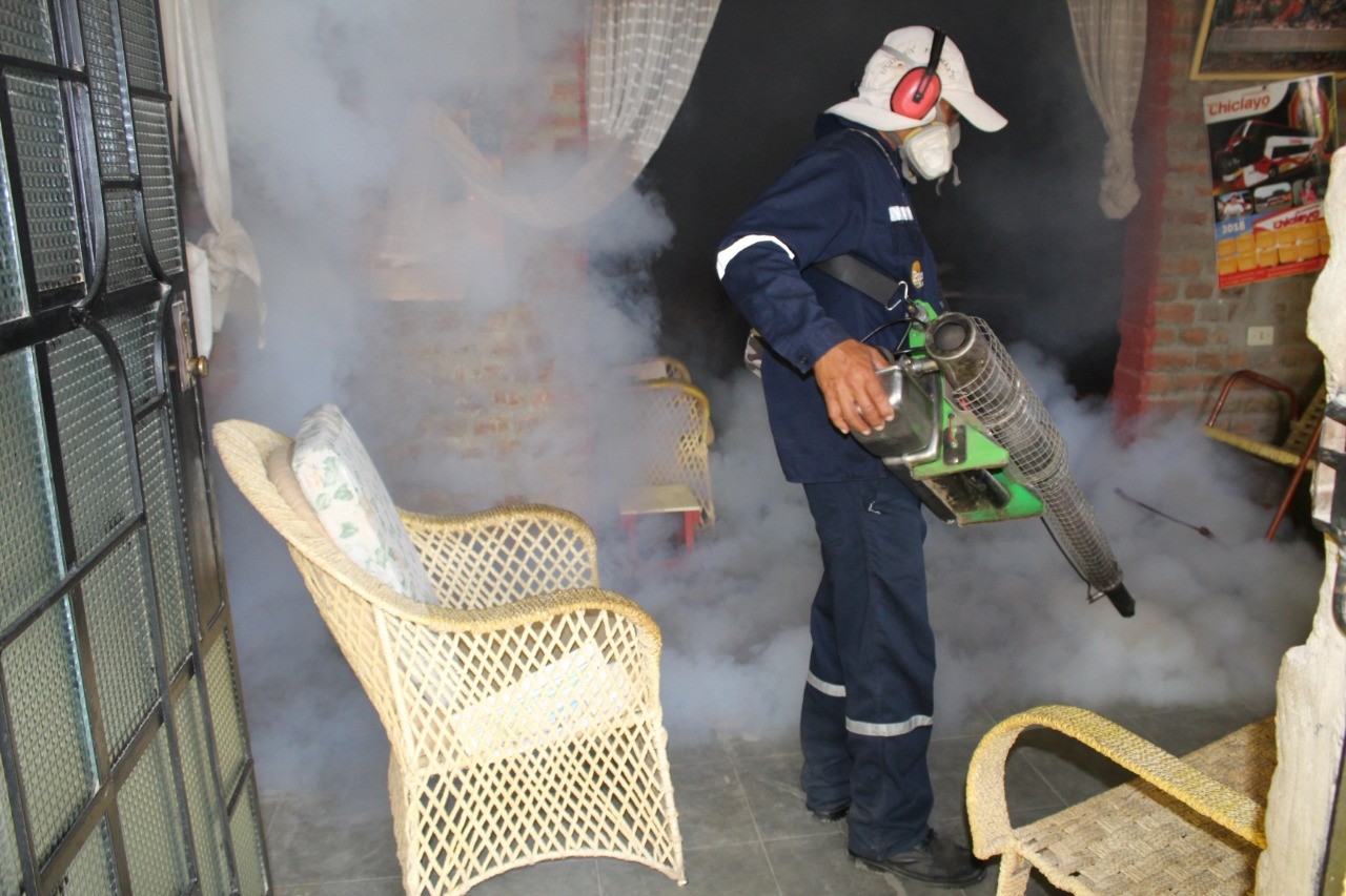 Fumigan viviendas en Los Médanos y Almendros por casos de chikungunya