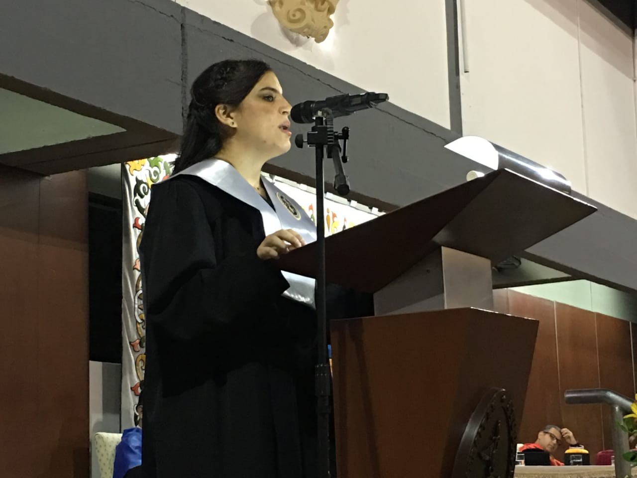 Joven invidente se gradúa como bachiller en la Facultad de Derecho