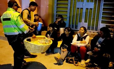 Sechura: Policía lleva desayuno pacientes que madrugan en centro de salud por una cita