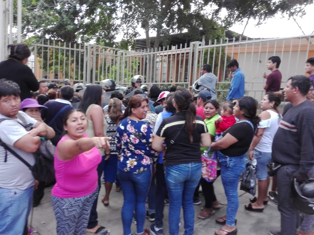Piura: trabajadores de limpieza protestan en el Gobierno Regional por falta de pagos