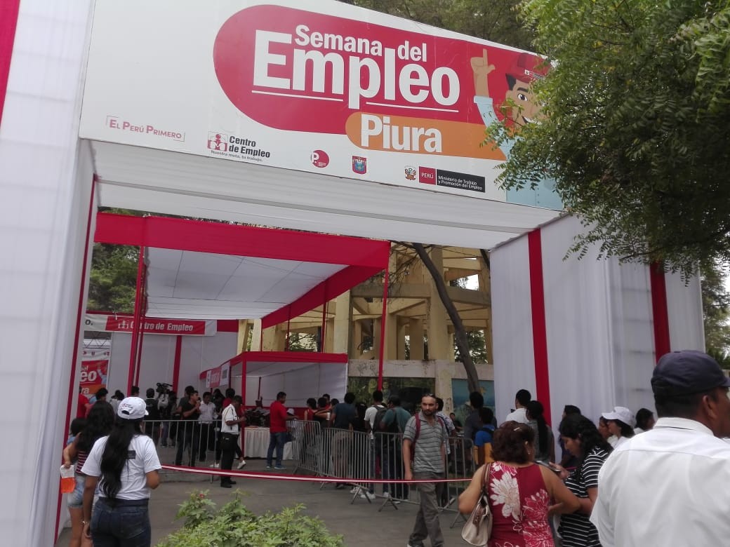 Cientos de jóvenes asisten a feria en busca de un puesto de trabajo