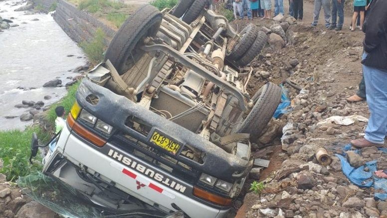 Camión se despista y termina volcado a las orillas del río Huancabamba