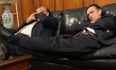 Hector Becerril es captado durmiendo en una de las salas del Congreso