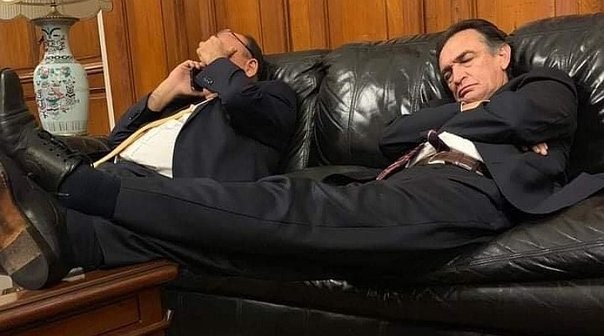 Hector Becerril es captado durmiendo en una de las salas del Congreso