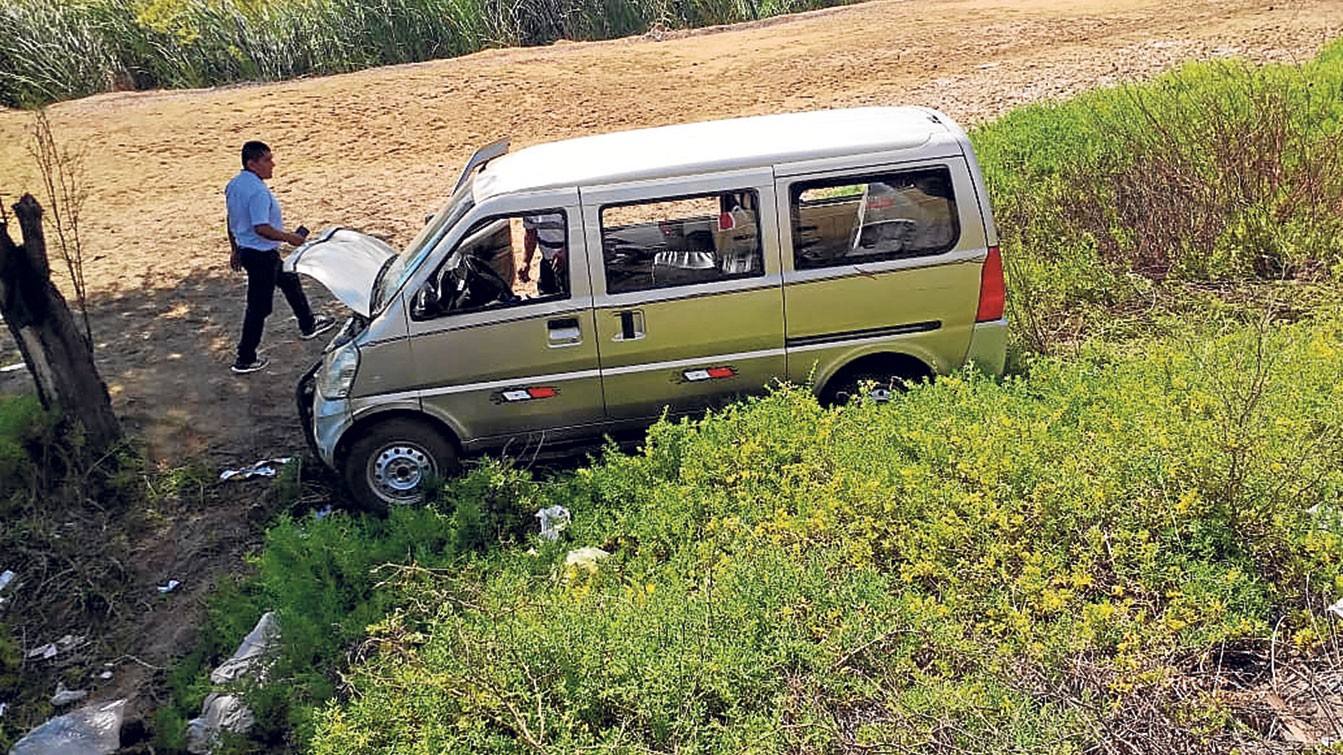 Sullana: delincuentes roban 25 mil soles tras causar despiste a una minivan