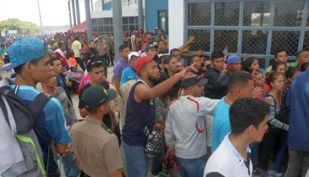 Venezolanos sin visa optan por presentar solicitudes de refugio para entrar al país