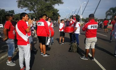Hinchas llegan a estadio para apoyar a la selección peruana