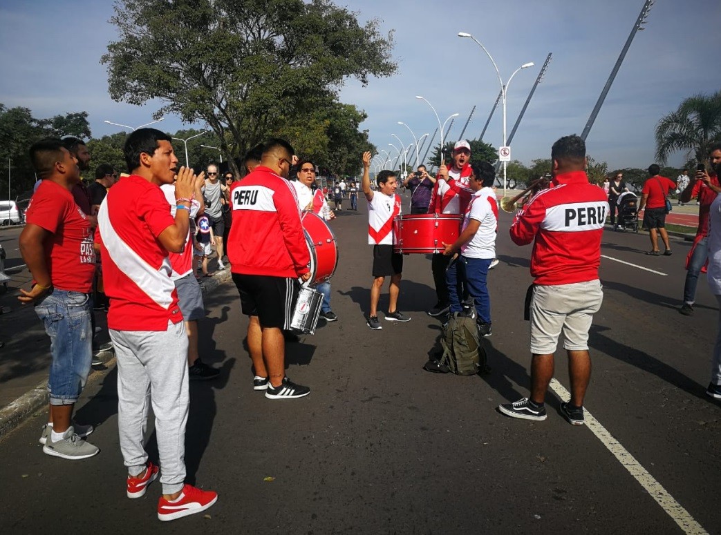 Hinchas llegan a estadio para apoyar a la selección peruana