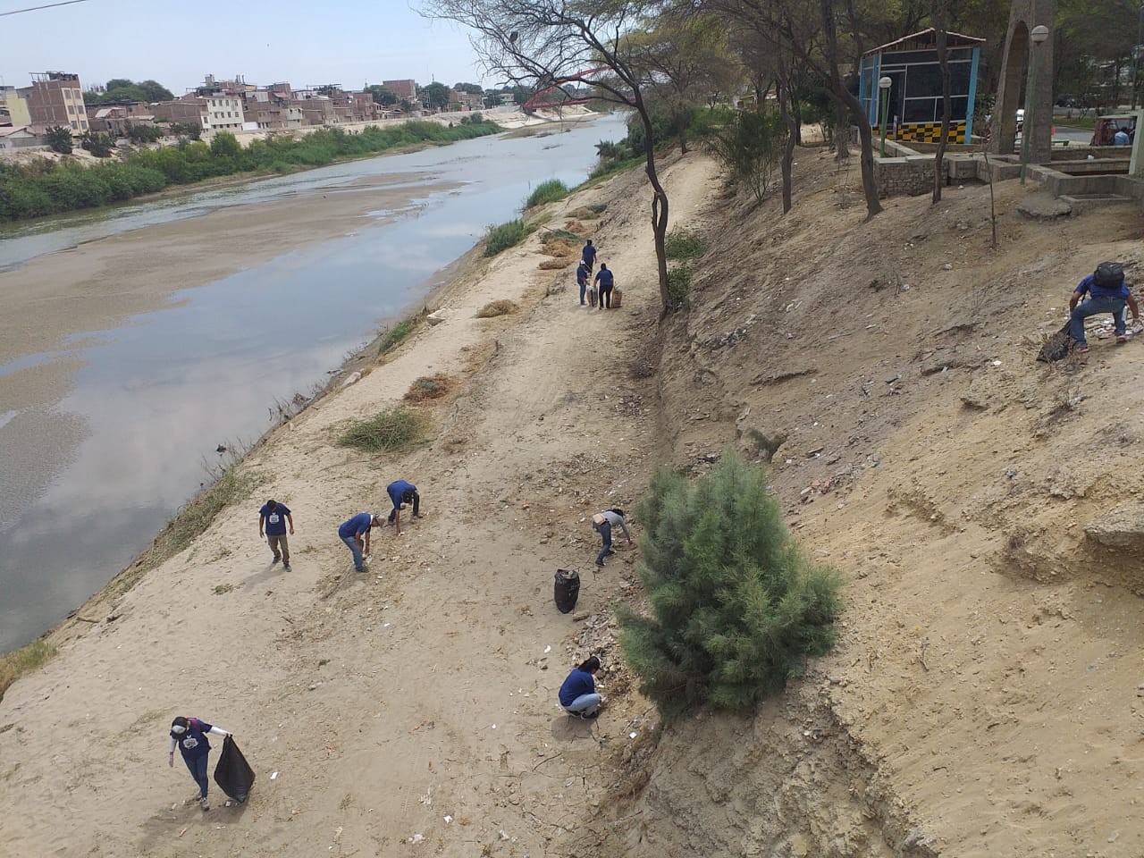Retiran más de diez toneladas de basura en ribera del río Piura
