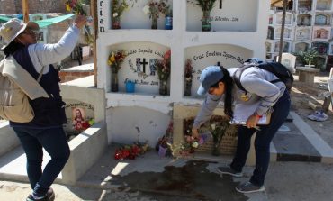 Encuentran 31 floreros con larvas del dengue en cementerio de Castilla