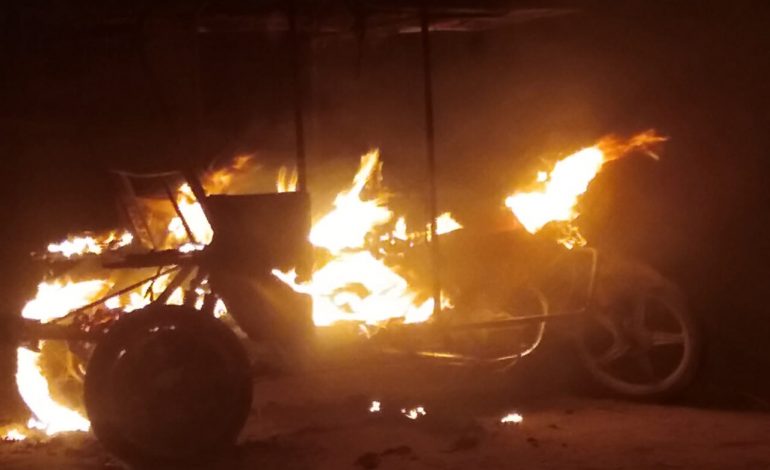 Piura: vecinos incendian mototaxi de delincuentes que asaltaron a dos mujeres