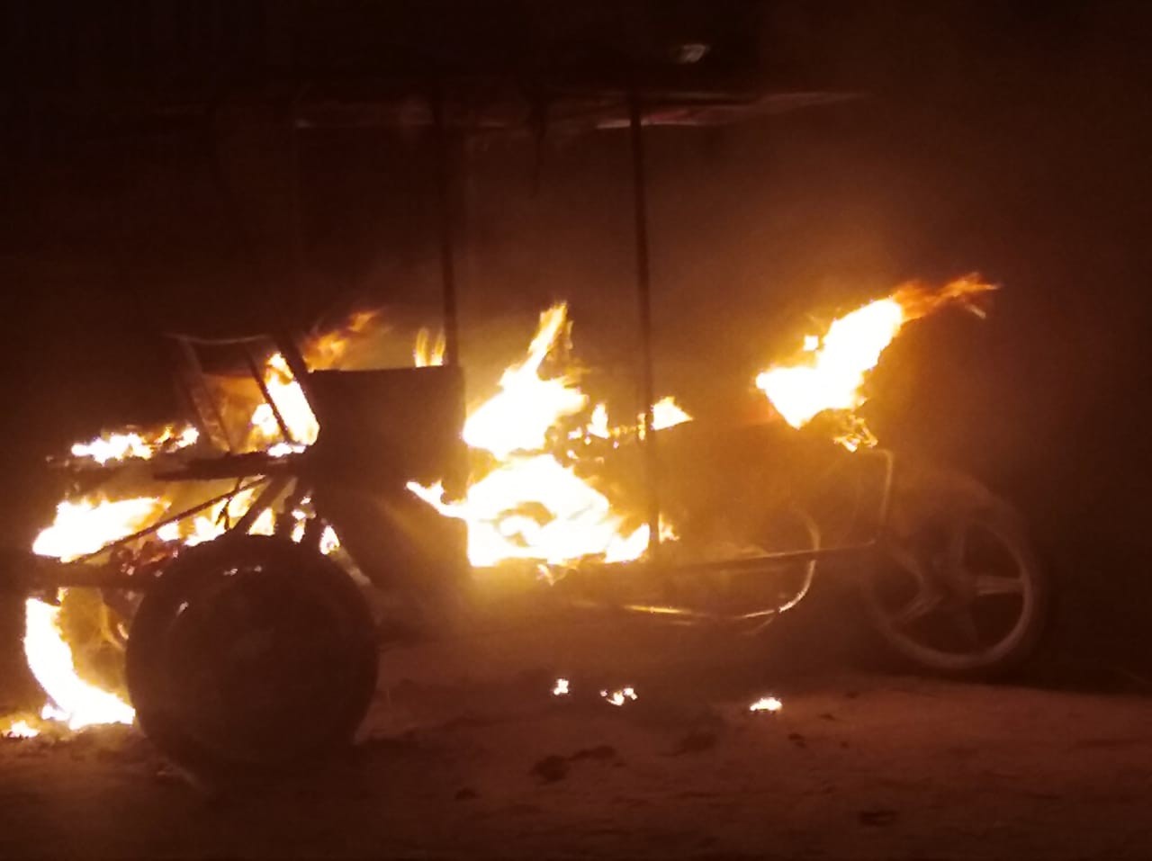 Piura: vecinos incendian mototaxi de delincuentes que asaltaron a dos mujeres