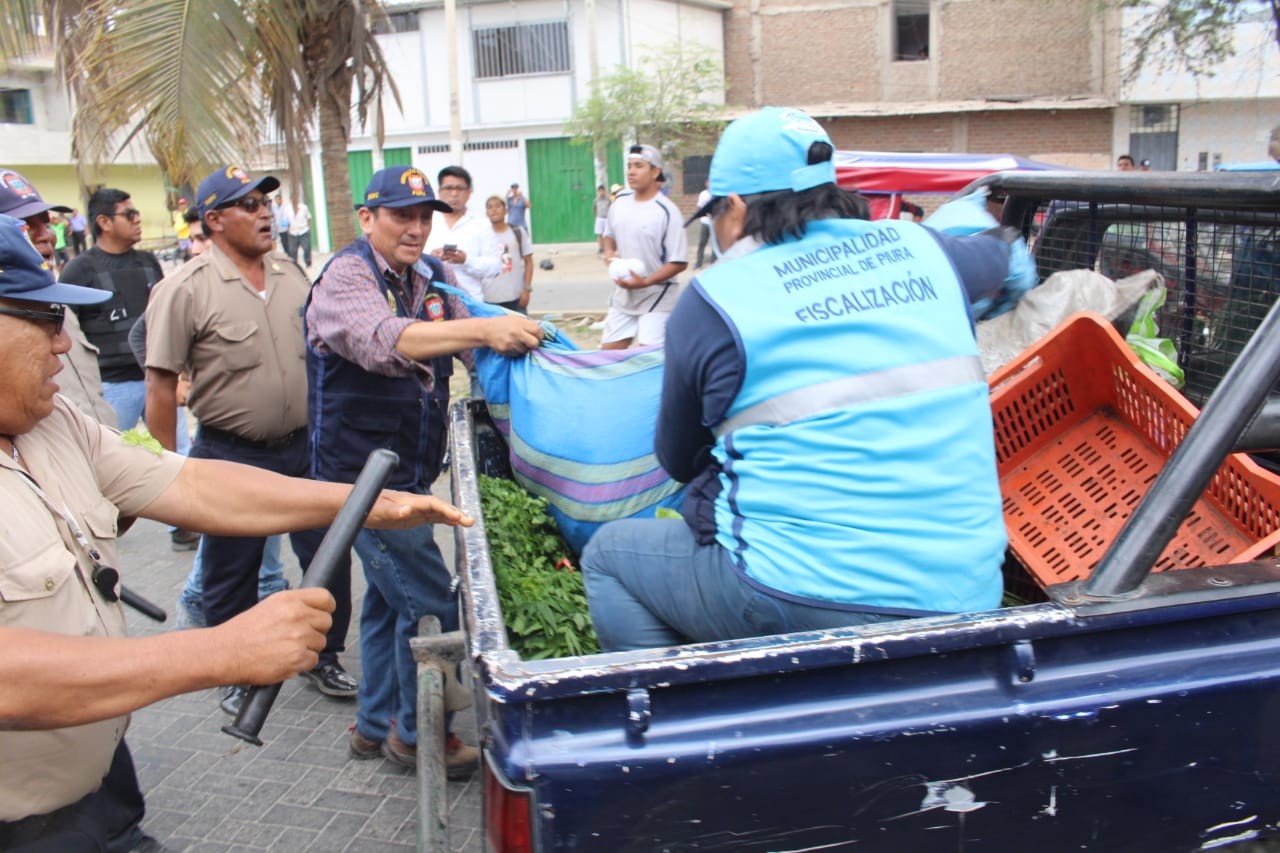 Retiran a comerciantes ambulantes que se habían colocado en la Av. exMálaga y Sullana