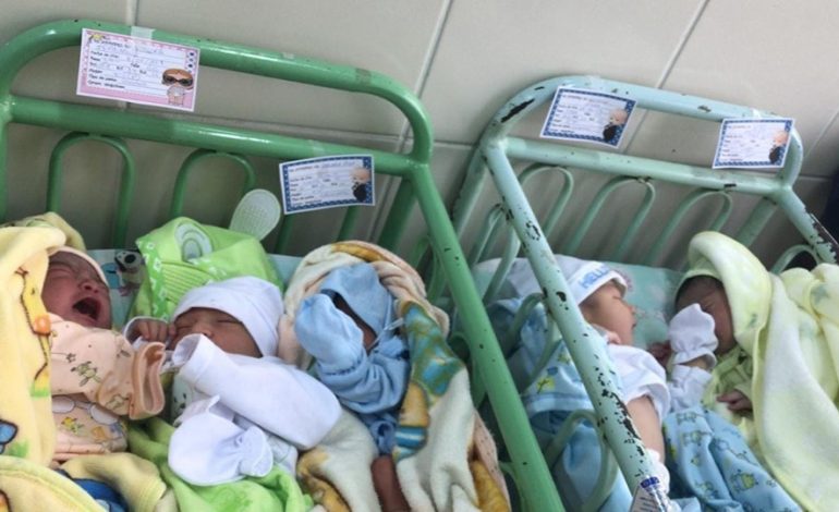 Bebés comparten una misma cuna en hospital Santa Rosa de Piura