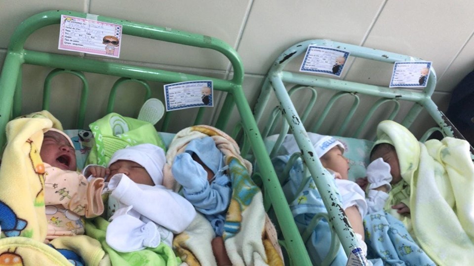Bebés comparten una misma cuna en hospital Santa Rosa de Piura