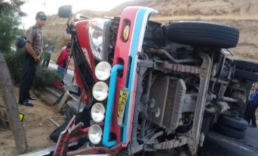 Conductor salva de morir tras volcarse su camión cisterna en la vía a Máncora