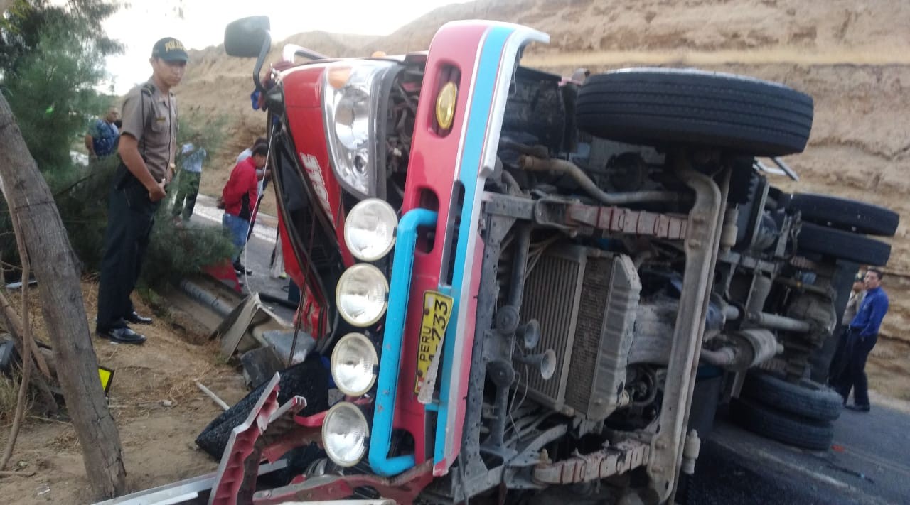 Conductor salva de morir tras volcarse su camión cisterna en la vía a Máncora