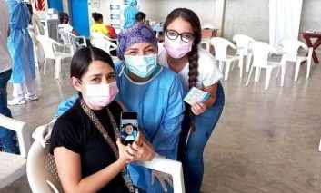 Hermanas se vacunan juntas en memoria de su padre fallecido en Piura