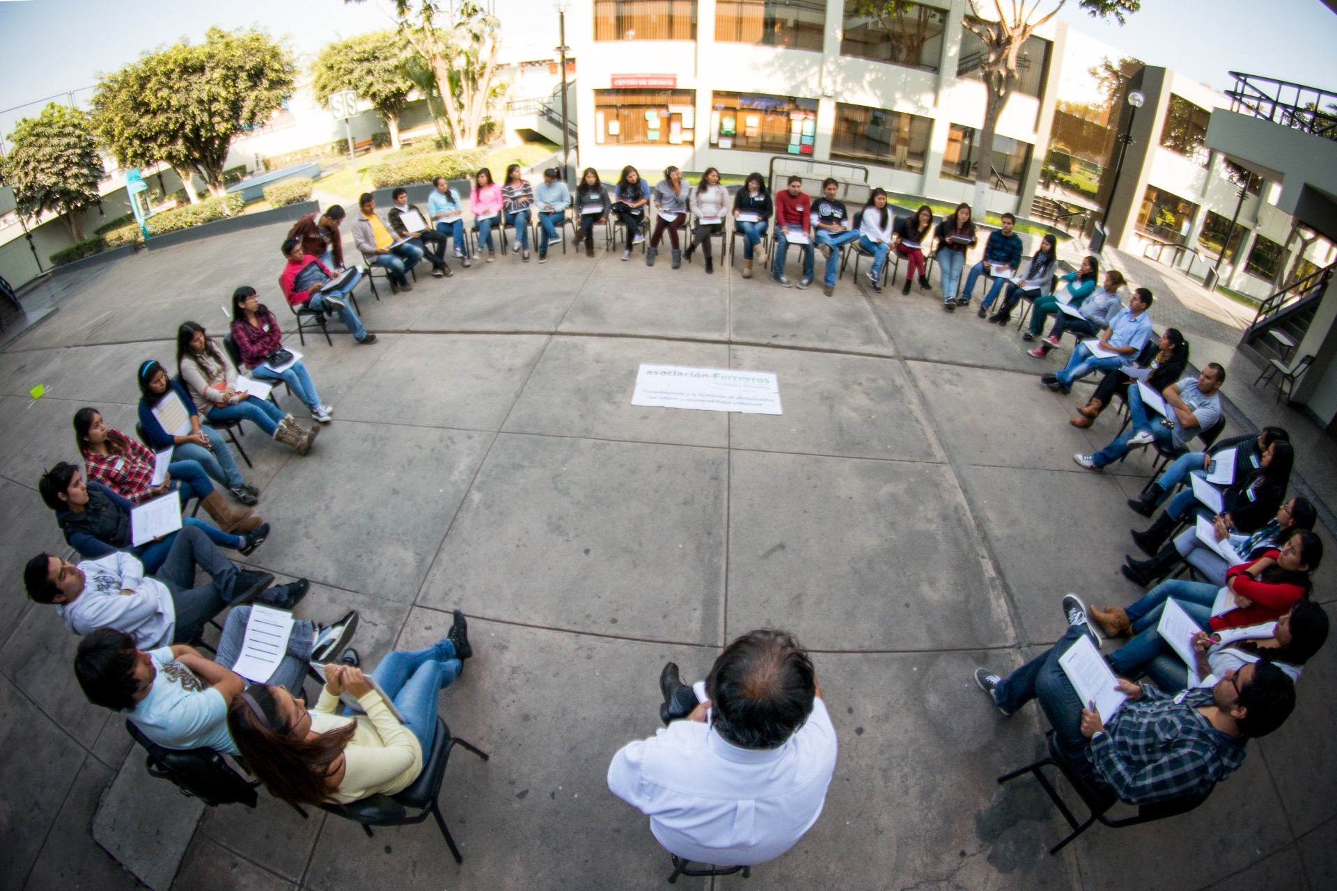 Capacitan a jóvenes universitarios en temas educativos en Piura