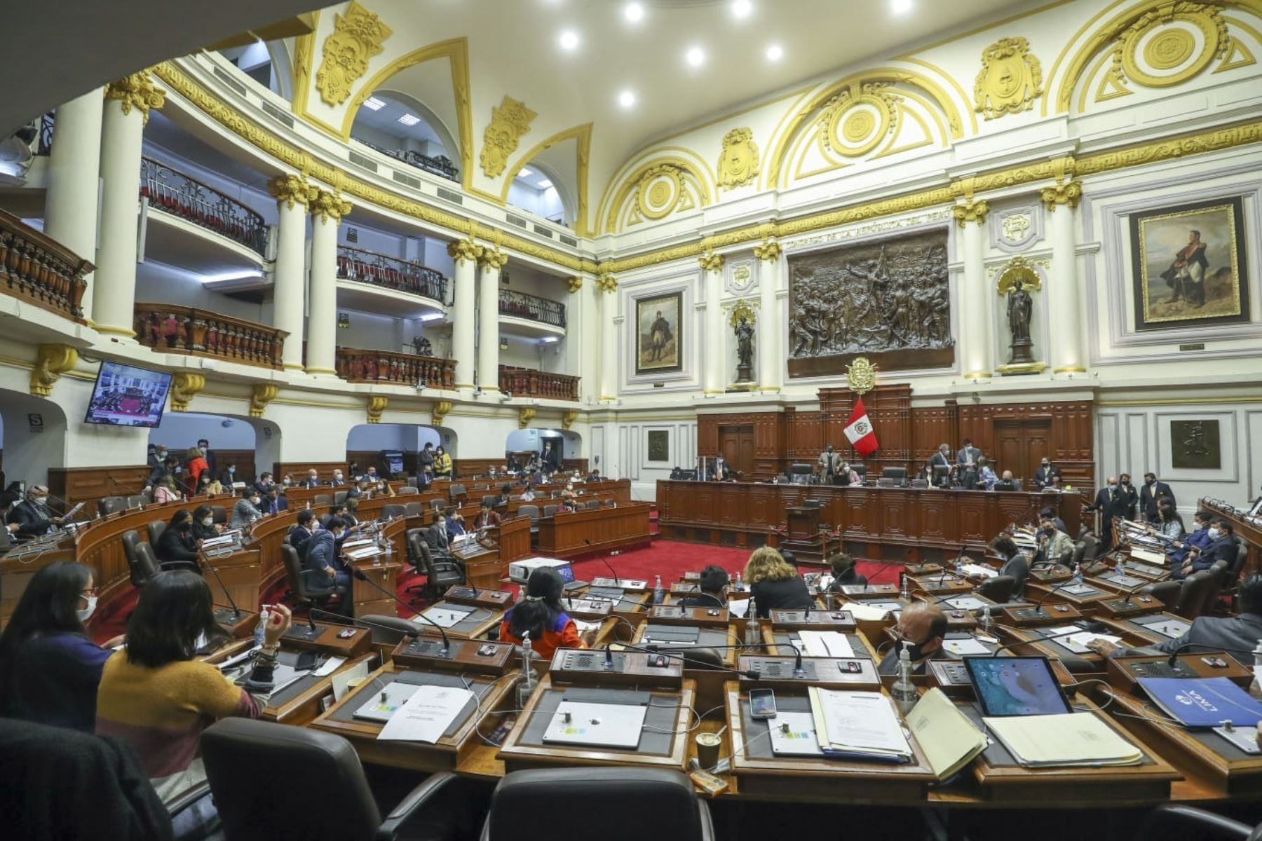 Congreso aumenta sueldo en 15% y otorga beneficios extras a trabajadores