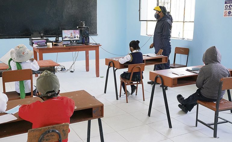 Desde marzo del 2022, el sueldo mínimo de docentes será de S/ 2.500