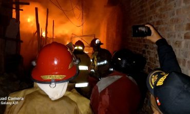 Piura: Incendio consume almacén de chatarra en Castilla