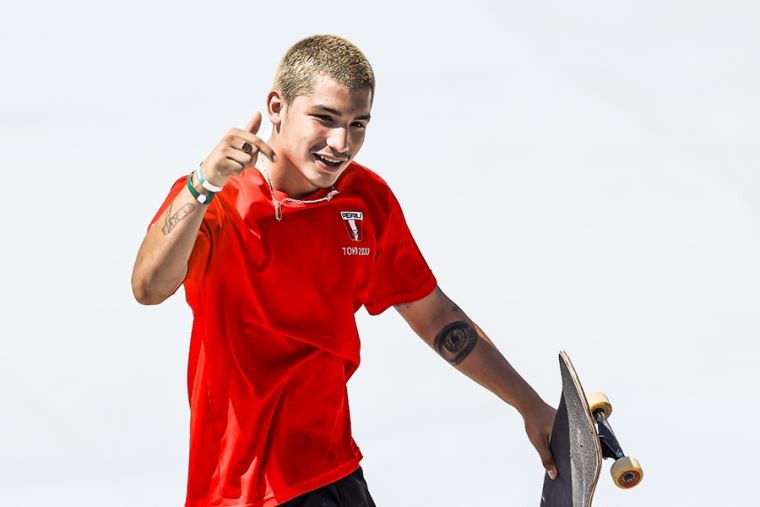 Piura: Skater Ángelo Caro muestra su talento en el parque infantil