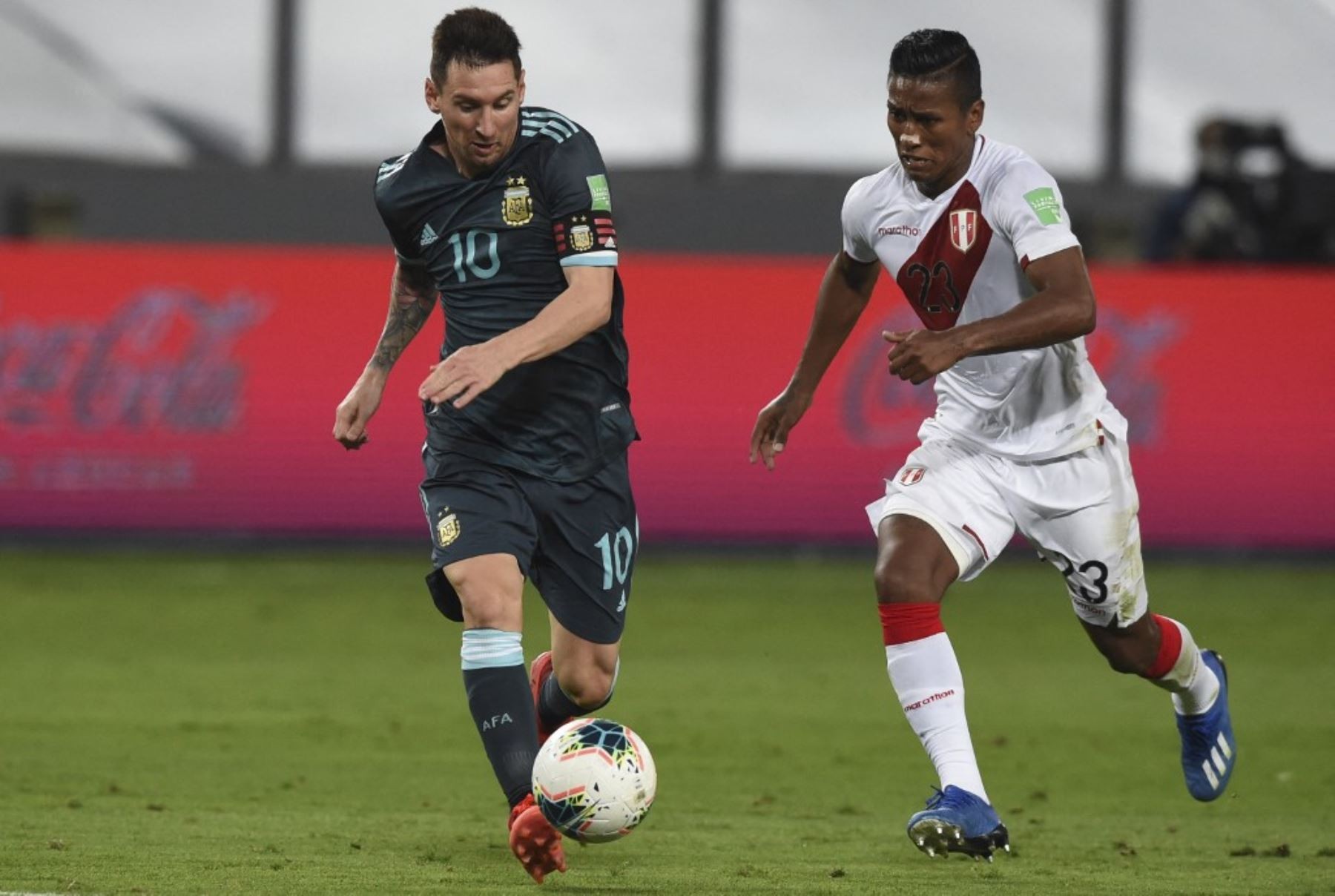 Perú enfrenta a Argentina en un partido clave