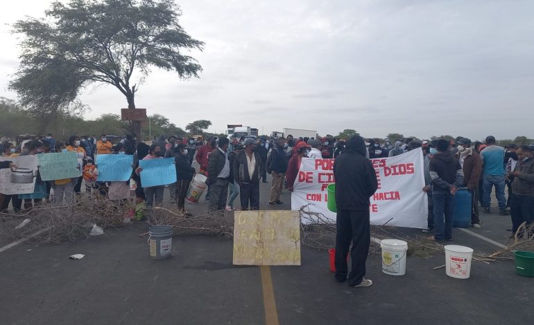 Moradores del Km 977 bloquean el ingreso a Piura por la carretera Panamericana Norte