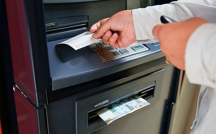 Bancos no podrán cobrar a clientes por retirar dinero de cajeros