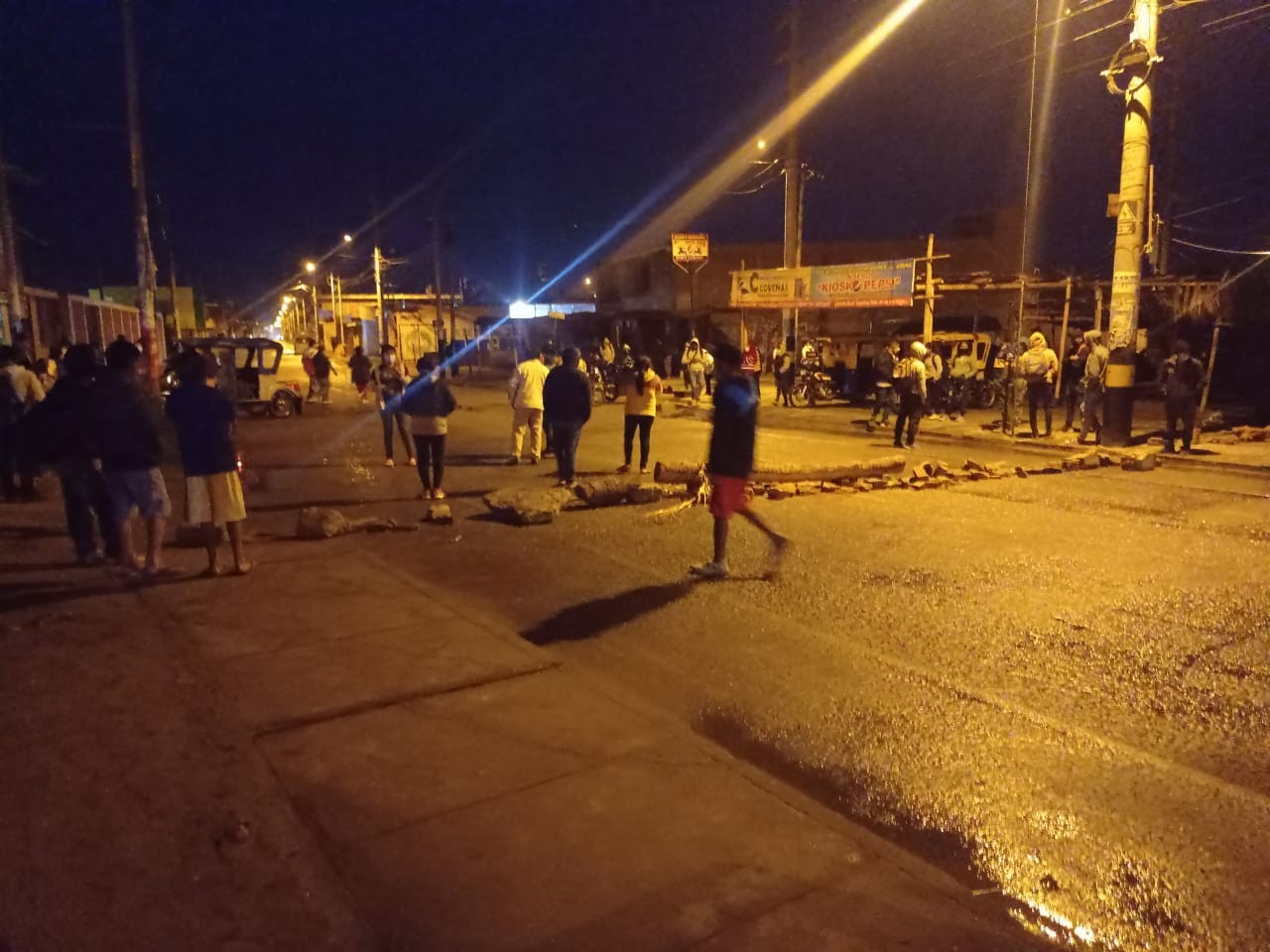 La Arena: Padres de familia bloquean carretera por obra de colegio inconclusa