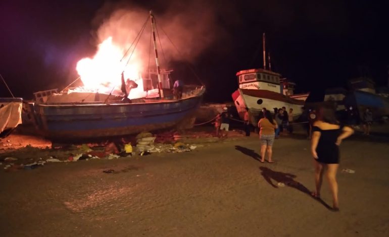 Talara: embarcación pesquera se incendia
