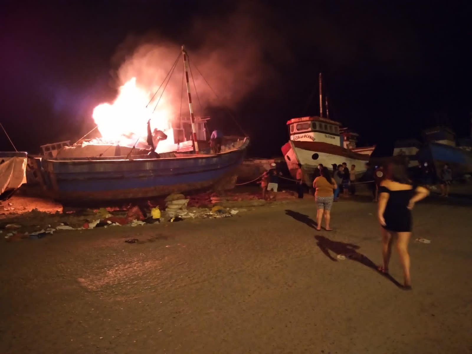 Talara: embarcación pesquera se incendia incendio en talara