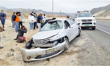 Cuatro personas salvan de morir tras despiste de auto en la Panamericana