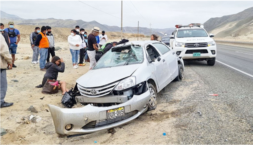 Cuatro personas salvan de morir tras despiste de auto en la Panamericana volcadura auto
