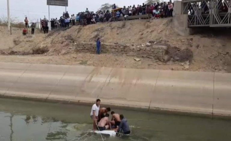 Cinco jóvenes fallecen tras caer su camioneta al canal Biaggio Arbulú